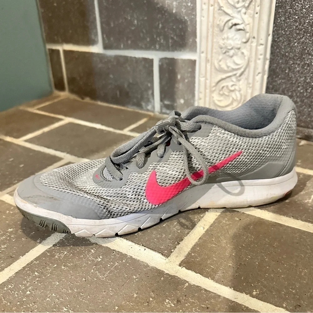 Nike Flex Experience Rn 4 Womens Size 8, pink grey